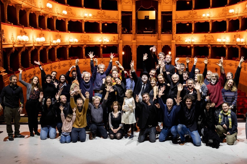 la_troupe_du_theatre_de_la_ville_a_forence_6_clara_neri_teatro_della_pergola.jpg